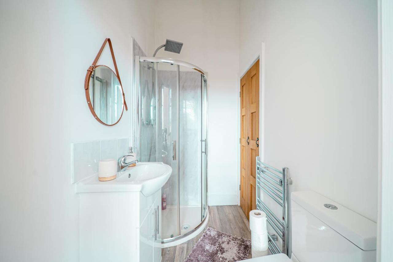Cozy 1-Bedroom Apartment In The Heart Of Barnsley Town Centre Екстериор снимка