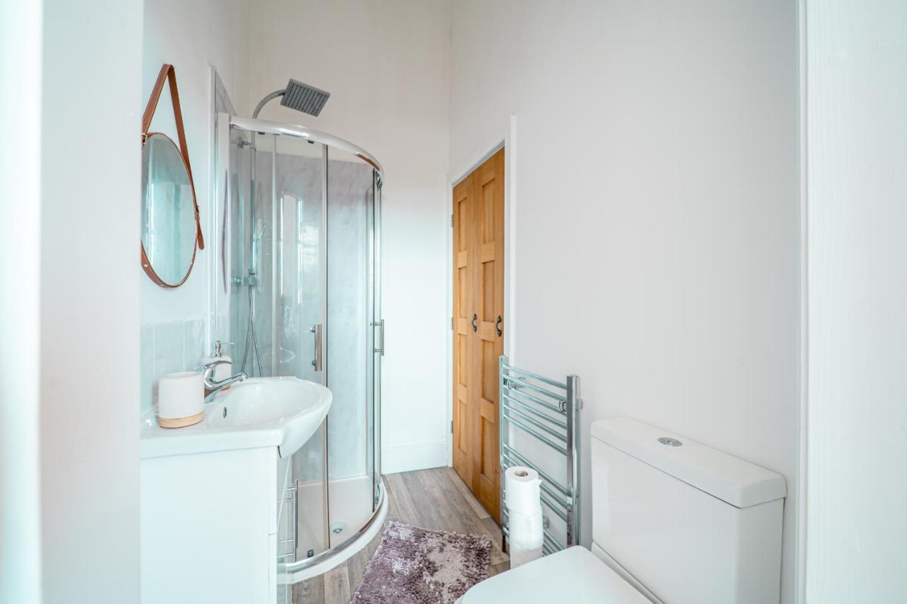 Cozy 1-Bedroom Apartment In The Heart Of Barnsley Town Centre Екстериор снимка