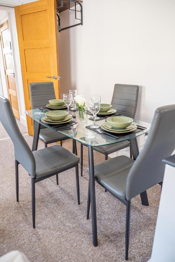 Cozy 1-Bedroom Apartment In The Heart Of Barnsley Town Centre Екстериор снимка
