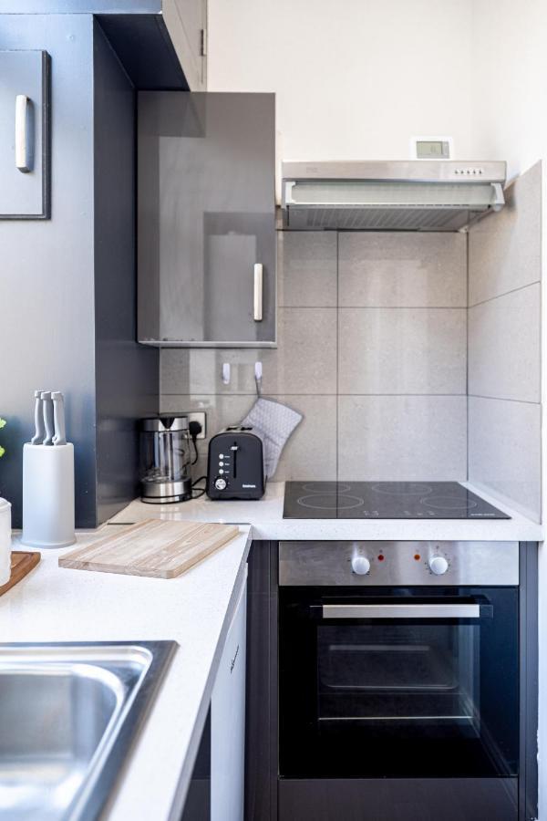 Cozy 1-Bedroom Apartment In The Heart Of Barnsley Town Centre Екстериор снимка