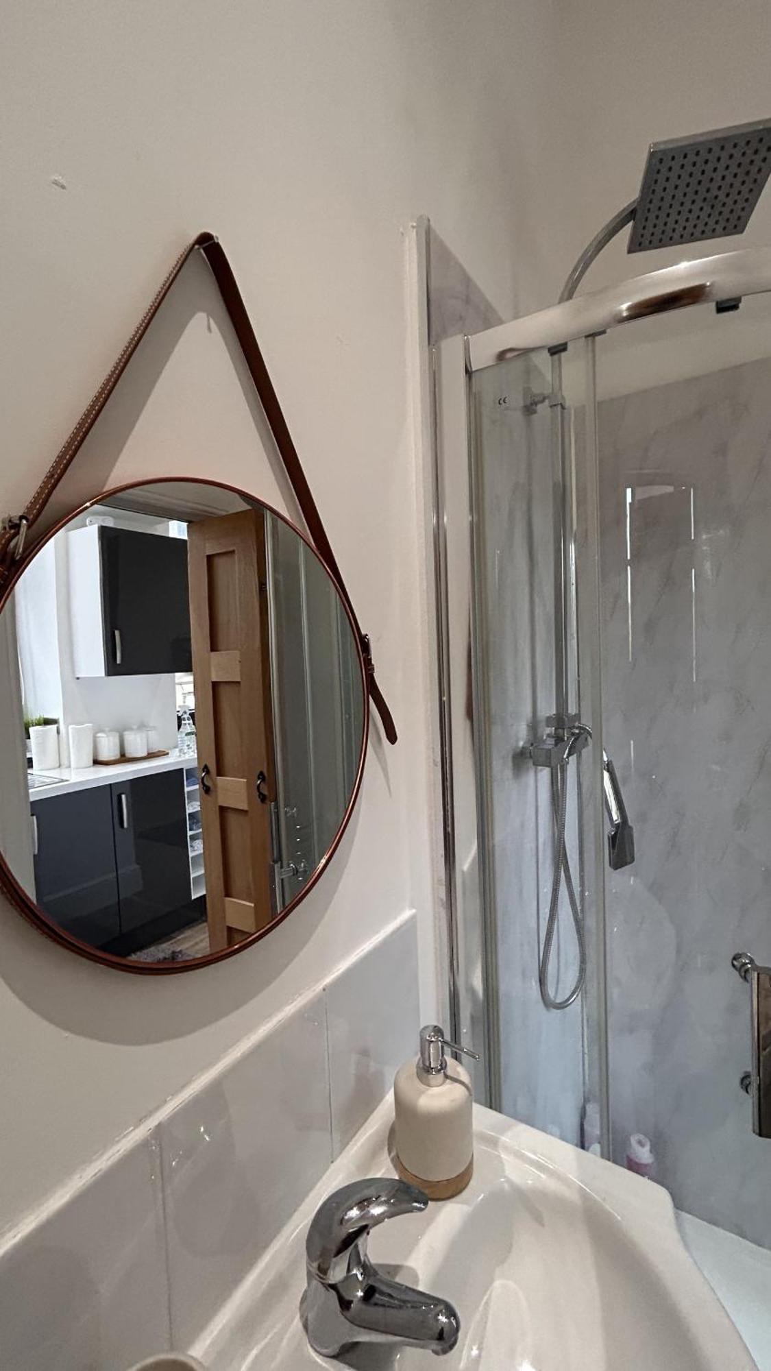 Cozy 1-Bedroom Apartment In The Heart Of Barnsley Town Centre Екстериор снимка