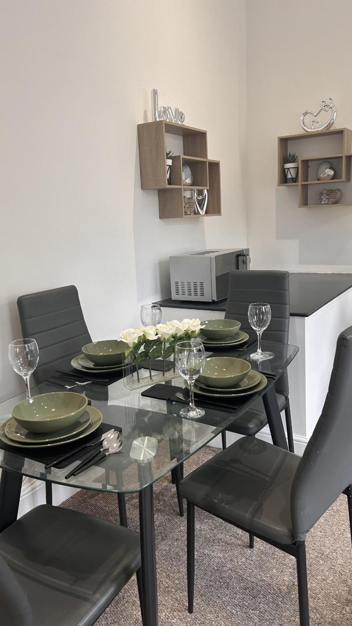 Cozy 1-Bedroom Apartment In The Heart Of Barnsley Town Centre Екстериор снимка