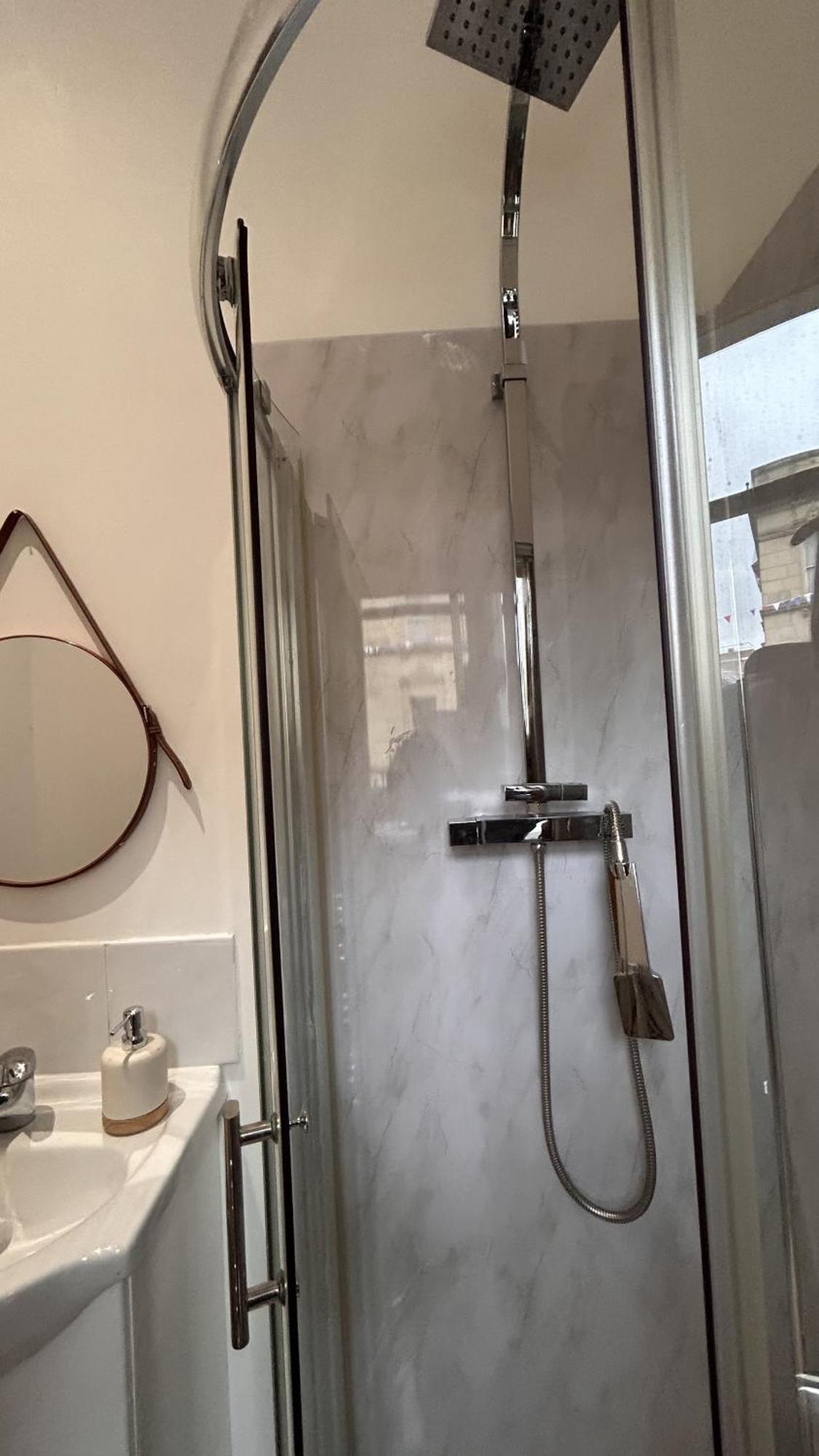 Cozy 1-Bedroom Apartment In The Heart Of Barnsley Town Centre Екстериор снимка