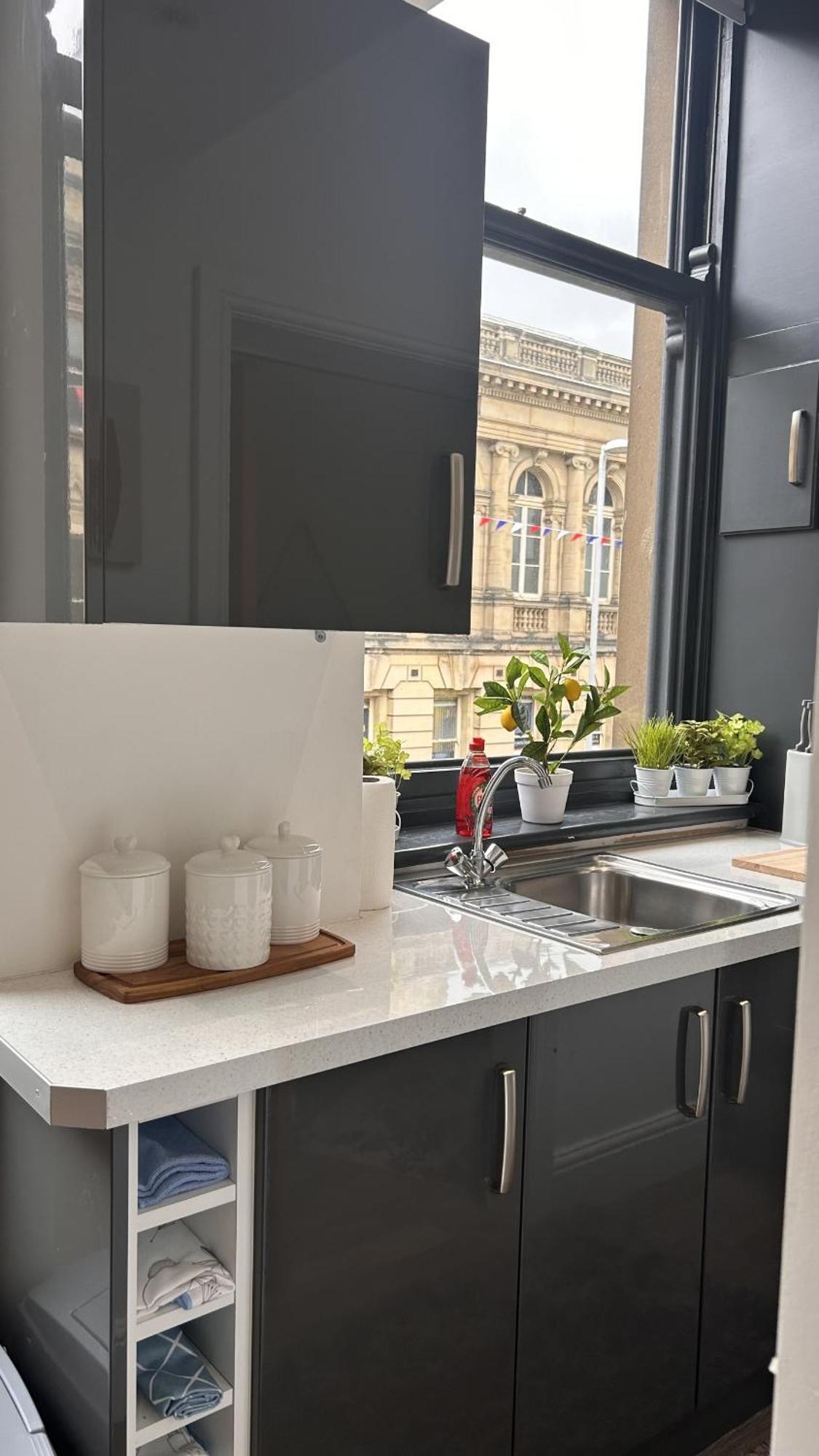 Cozy 1-Bedroom Apartment In The Heart Of Barnsley Town Centre Екстериор снимка