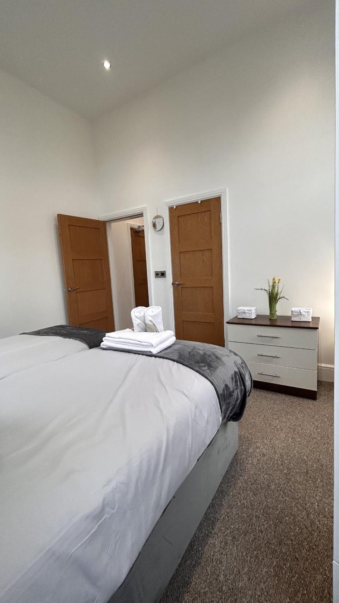 Cozy 1-Bedroom Apartment In The Heart Of Barnsley Town Centre Екстериор снимка