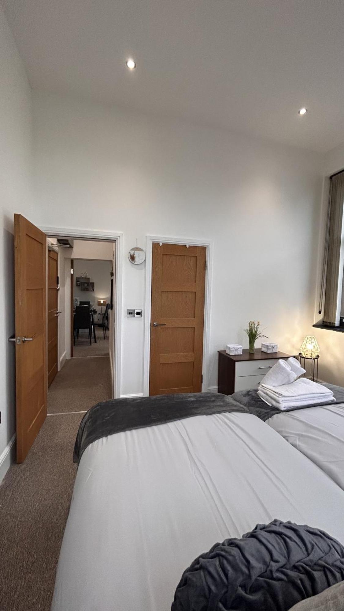 Cozy 1-Bedroom Apartment In The Heart Of Barnsley Town Centre Екстериор снимка