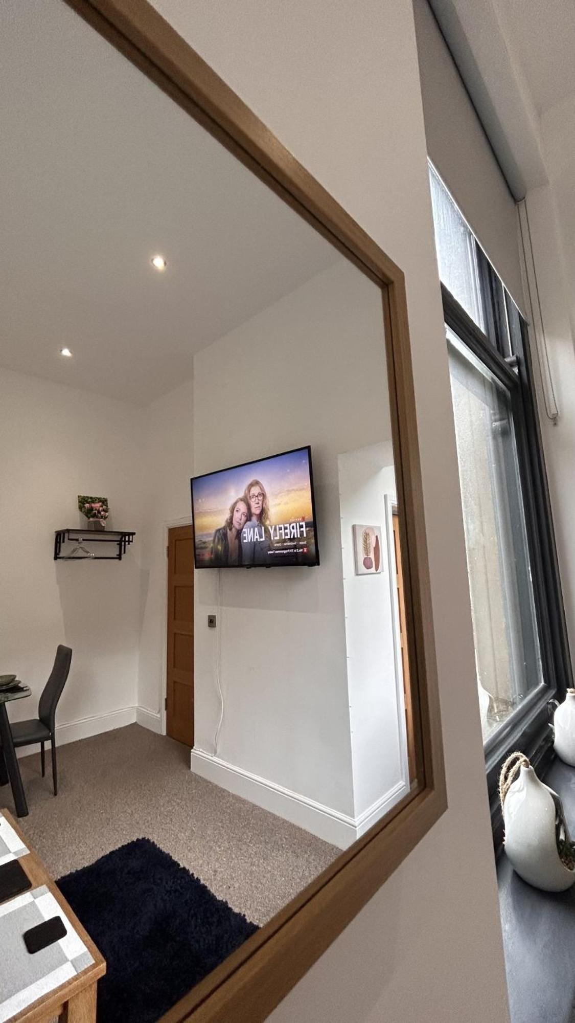 Cozy 1-Bedroom Apartment In The Heart Of Barnsley Town Centre Екстериор снимка